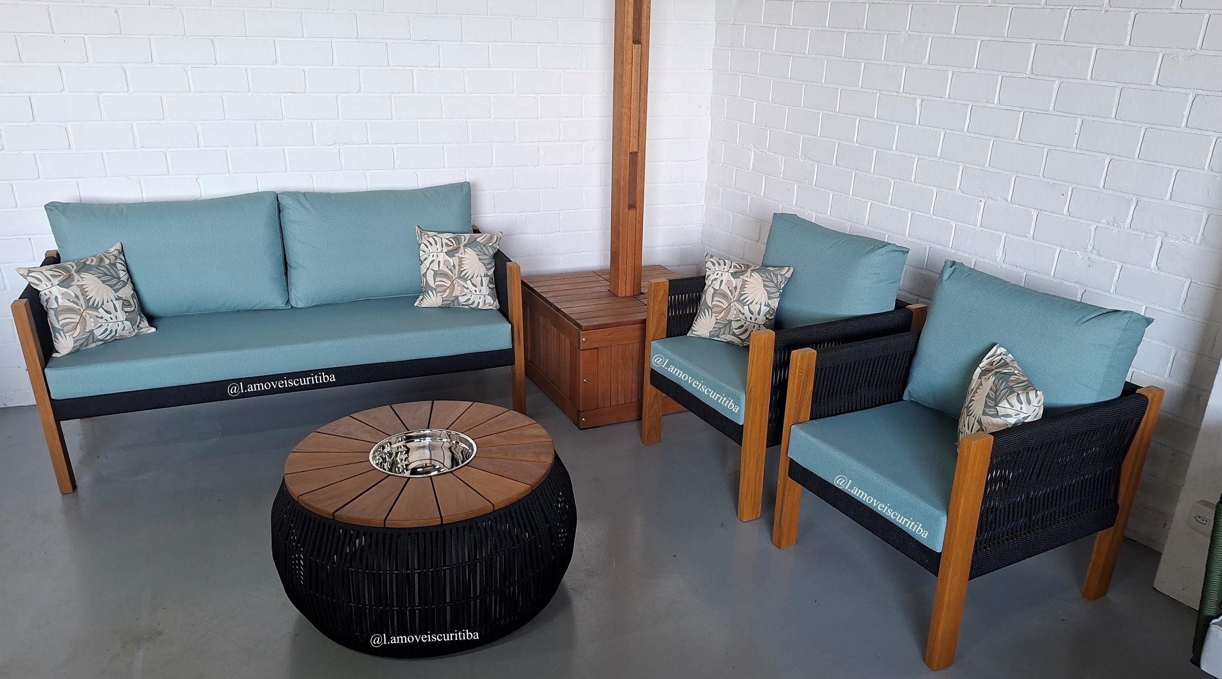Conjunto Veneza com sofá de dois lugares, duas poltronas e mesa champanheira em madeira cumaru e corda náutica